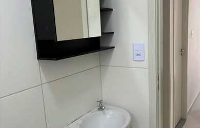 Imagem: O apartamento possui 2 Dormitórios, 1 Banheiro, 1 Vaga na garagem