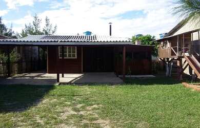 Imagem: A casa possui 2 Dormitórios, Acomodam 6 pessoas, 4 Vagas na