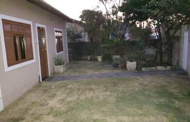 Imagem: A casa possui 4 Dormitórios, 3 Banheiros e 450m² de Área