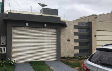 Imagem: A casa possui 3 Dormitórios, 2 Banheiros, 102m² de Área e