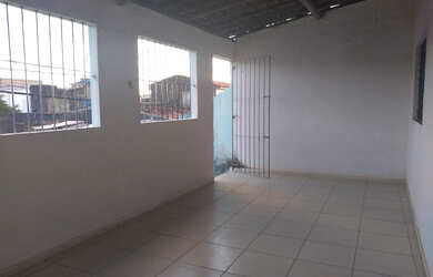 Imagem: A casa possui 3 Dormitórios e 1 Banheiro e está localizado