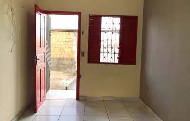 Imagem: A casa possui 2 Dormitórios, 1 Banheiro e 1 Vaga na garagem