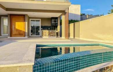 Imagem: A casa possui 4 Dormitórios, 5 Banheiros, 4 Vagas na garagem