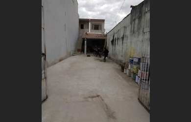 Imagem: A casa possui 2 Dormitórios, 1 Banheiro, 1 Vaga na garagem