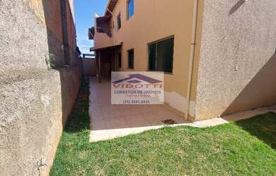 Imagem: A casa possui 3 Dormitórios, 1 Banheiro, 2 Vagas na garagem