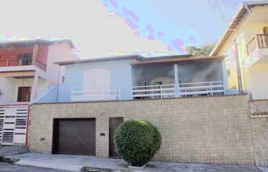 Imagem: A casa possui 3 Dormitórios, 3 Banheiros, 4 Vagas na garagem