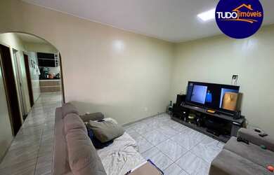 Imagem: A casa possui 3 Dormitórios, 2 Banheiros, 3 Vagas na garagem