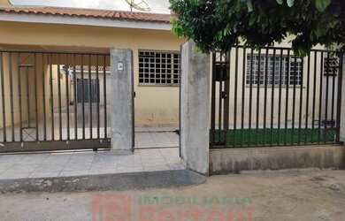 Imagem: A casa possui 2 Dormitórios, 1 Banheiro, 1 Vaga na garagem