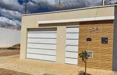 Imagem: A casa possui 3 Dormitórios, 2 Banheiros, 2 Vagas na garagem