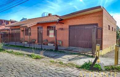 Imagem: A casa possui 3 Dormitórios, 2 Banheiros, 2 Vagas na garagem