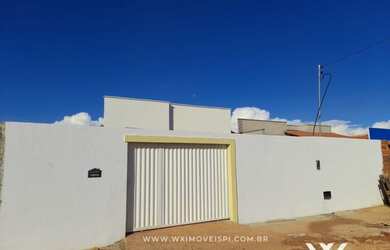 Imagem: A casa possui 3 Dormitórios, 2 Banheiros, 3 Vagas na garagem