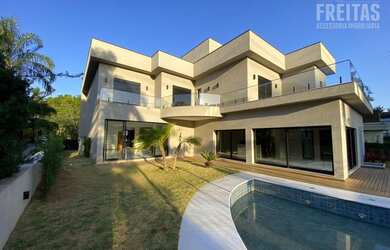 Imagem: A casa em condomínio possui 5 Dormitórios, 5 Banheiros, 5