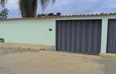 Imagem: A casa possui 3 Dormitórios, 1 Banheiro, 4 Vagas na garagem