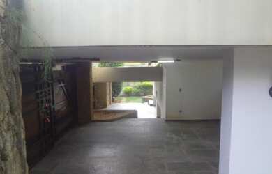 Imagem: A casa possui 3 Dormitórios, 3 Banheiros, 4 Vagas na garagem