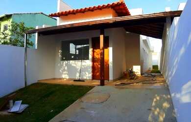 Imagem: A casa possui 3 Dormitórios, 1 Banheiro, 2 Vagas na garagem