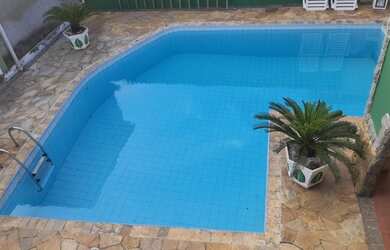 Imagem: A casa possui 3 Dormitórios, 3 Banheiros, 4 Vagas na garagem