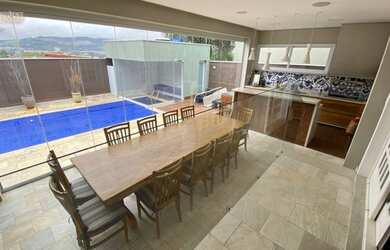 Imagem: A casa possui 4 Dormitórios, 5 Banheiros, 2 Vagas na garagem