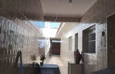 Imagem: A casa possui 2 Dormitórios, 2 Banheiros, 2 Vagas na garagem