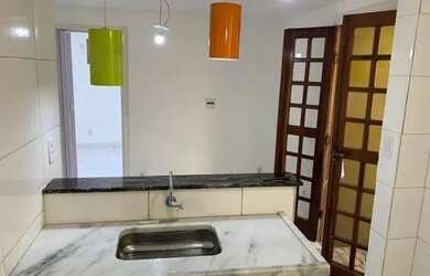 Imagem: A casa possui 1 Dormitório, 1 Banheiro, 1 Vaga na garagem