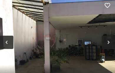 Imagem: A casa possui 3 Dormitórios, 2 Banheiros, 1 Vaga na garagem