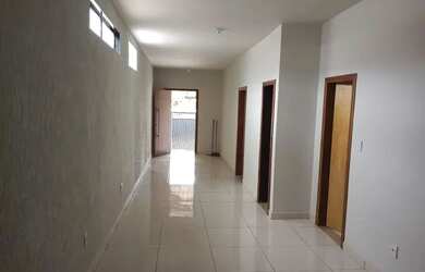 Imagem: A casa possui 3 Dormitórios, 2 Banheiros, 2 Vagas na garagem