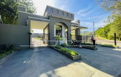 Imagem: O terreno possui 360m² de Área e está localizado em Parque