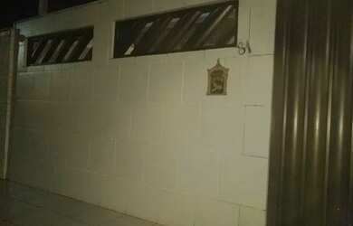 Imagem: A casa possui 2 Dormitórios, 1 Banheiro, 1 Vaga na garagem