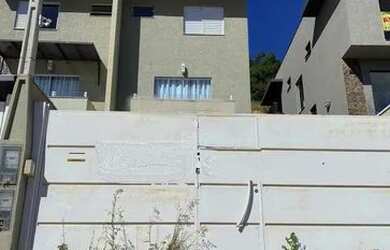 Imagem: A casa possui 2 Dormitórios, 3 Banheiros, 2 Vagas na garagem