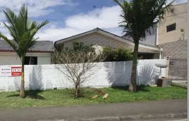 Imagem: A casa possui 2 Dormitórios, 1 Banheiro, 2 Vagas na garagem