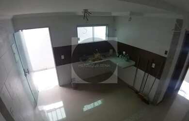 Imagem: A casa possui 3 Dormitórios, 2 Banheiros, 2 Vagas na garagem