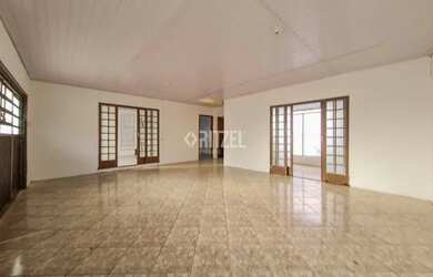 Imagem: A casa possui 3 Dormitórios, 2 Banheiros, 2 Vagas na garagem