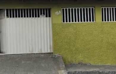 Imagem: A casa possui 3 Dormitórios, 2 Banheiros, 2 Vagas na garagem