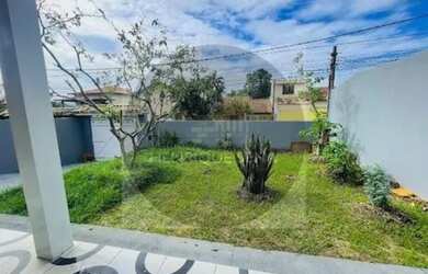 Imagem: A casa possui 4 Dormitórios, 2 Banheiros, 3 Vagas na garagem