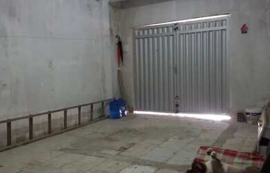 Imagem: A casa possui 1 Dormitório, 1 Banheiro, 1 Vaga na garagem