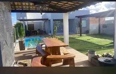 Imagem: A casa possui 2 Dormitórios, 4 Vagas na garagem e está localizado