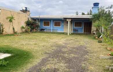 Imagem: A casa possui 2 Dormitórios, 1 Banheiro, 2 Vagas na garagem