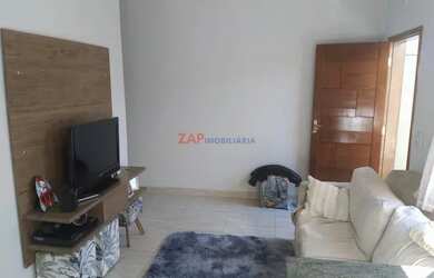 Imagem: A casa possui 3 Dormitórios, 2 Banheiros, 2 Vagas na garagem