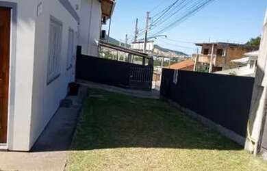 Imagem: A casa possui 2 Dormitórios, 2 Banheiros, 2 Vagas na garagem