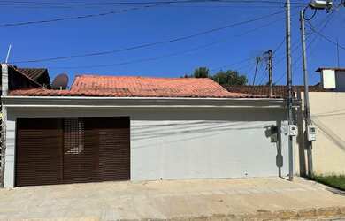 Imagem: A casa possui 3 Dormitórios, 2 Banheiros, 2 Vagas na garagem