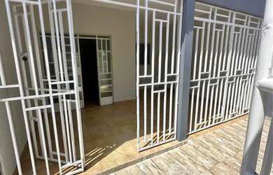 Imagem: A casa possui 2 Dormitórios, 1 Banheiro, 1 Vaga na garagem