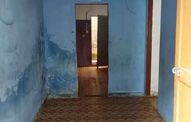 Imagem: A casa possui 2 Dormitórios, 1 Banheiro, 2 Vagas na garagem