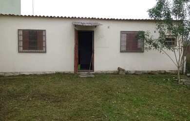 Imagem: A casa possui 1 Dormitório, 1 Banheiro, 1 Vaga na garagem