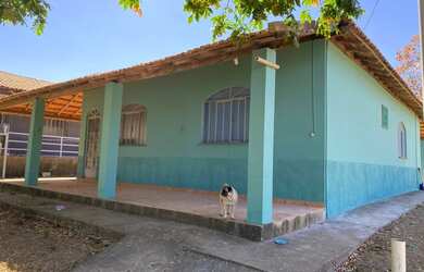 Imagem: A casa possui 2 Dormitórios, Acomodam 8 pessoas e está localizado