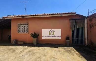 Imagem: A casa possui 2 Dormitórios, 2 Banheiros, 2 Vagas na garagem