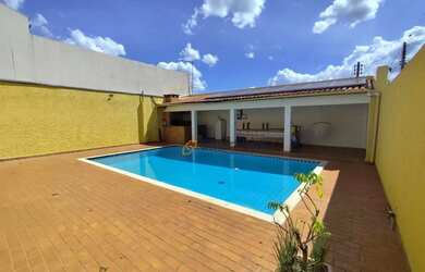 Imagem: A casa possui 5 Dormitórios, 3 Banheiros, 297m² de Área e