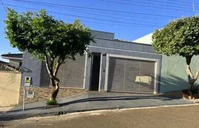 Imagem: A casa possui 3 Dormitórios, 2 Banheiros, 2 Vagas na garagem