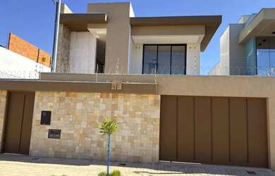 Imagem: A casa possui 4 Dormitórios, 2 Banheiros, 4 Vagas na garagem