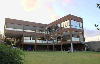 Imagem: A casa possui 4 Dormitórios, 5 Banheiros, 5 Vagas na garagem