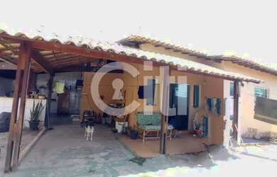 Imagem: A casa possui 3 Dormitórios, 1 Banheiro, 2 Vagas na garagem