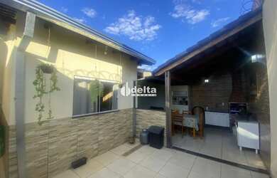 Imagem: A casa em condomínio possui 3 Dormitórios, 1 Banheiro, 2 Vagas